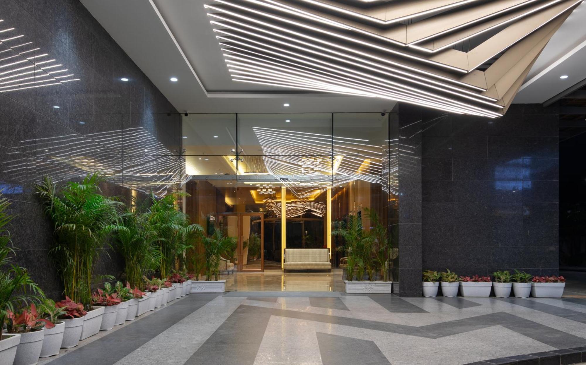 Hometel Alambagh Lucknow - A Sarovar Hotel Екстериор снимка