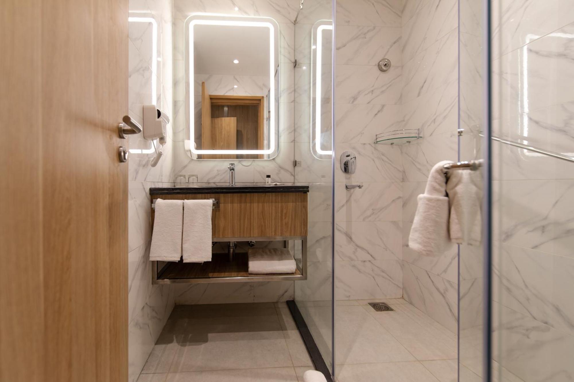 Hometel Alambagh Lucknow - A Sarovar Hotel Екстериор снимка