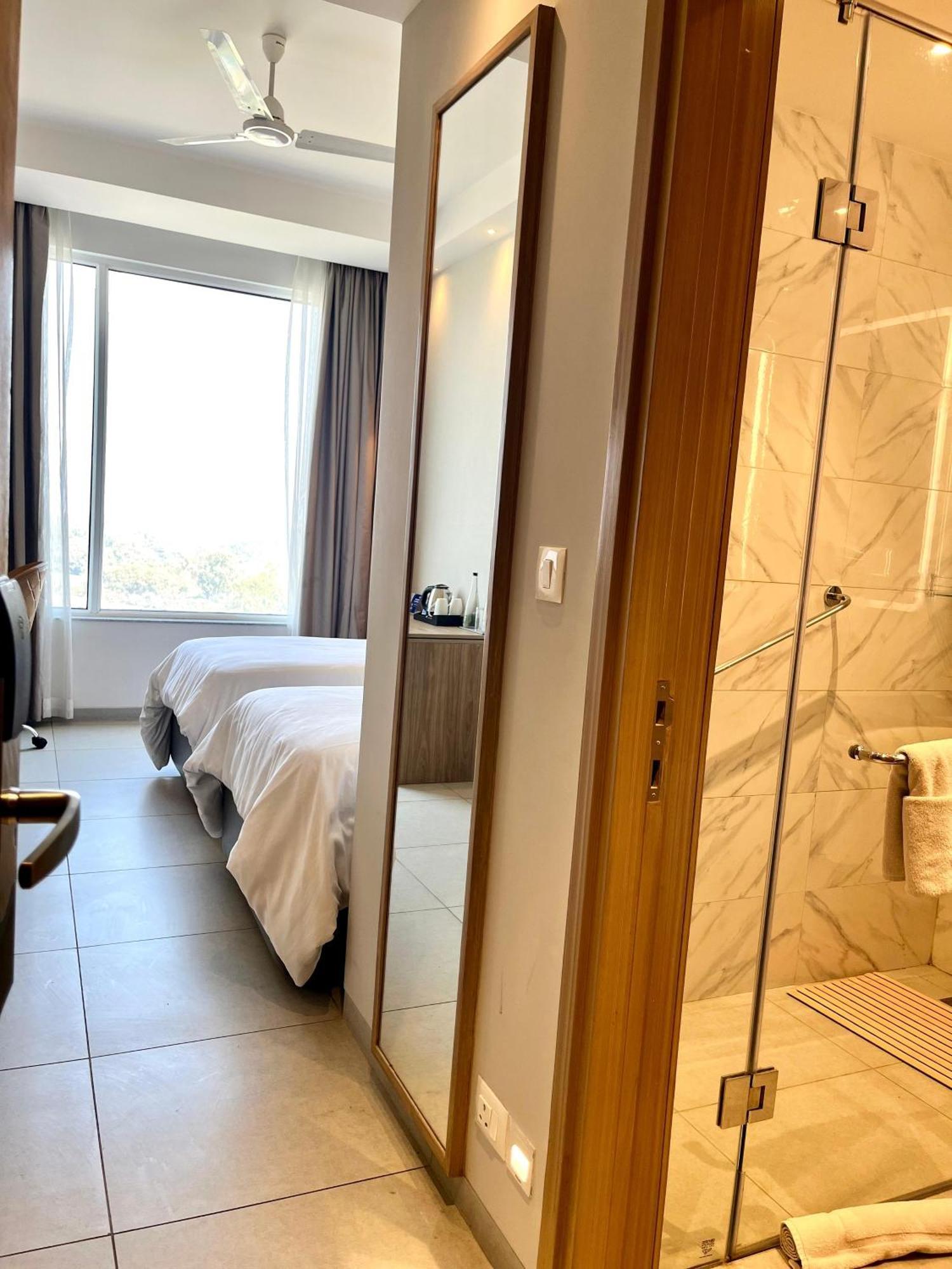 Hometel Alambagh Lucknow - A Sarovar Hotel Екстериор снимка